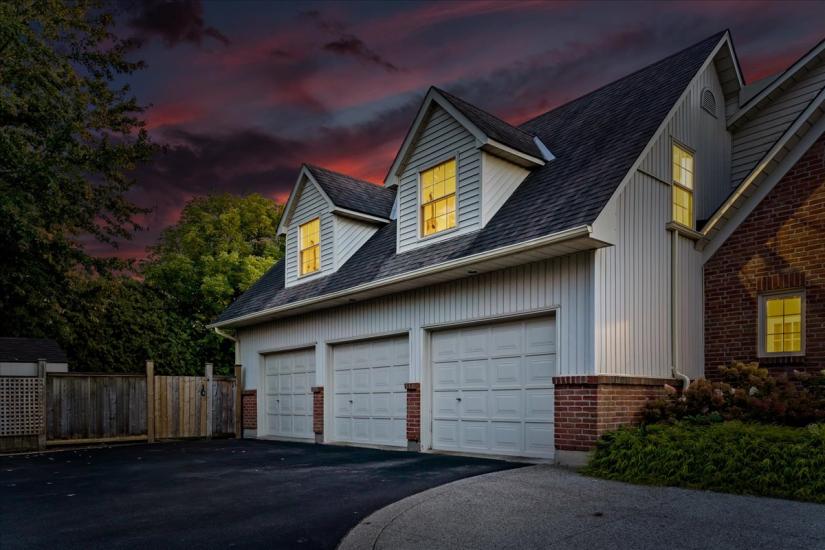 Property listing for 34 Gladiola Dr., Carlisle, ON