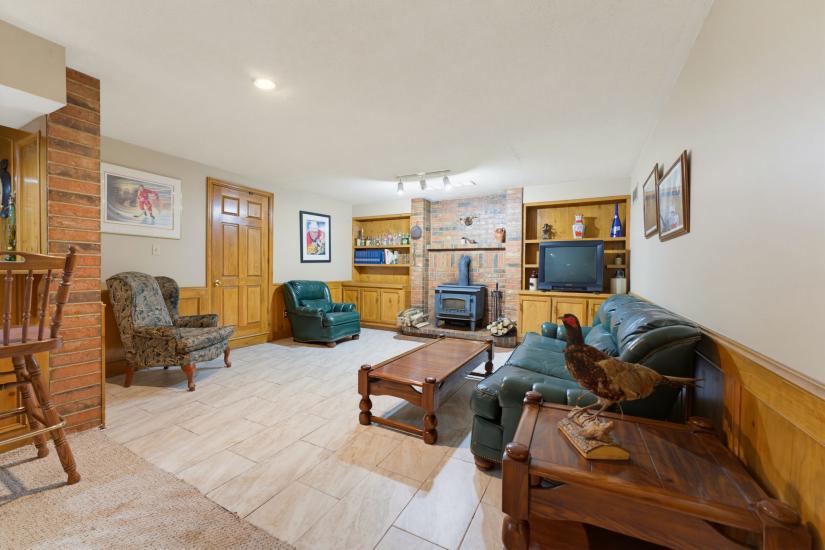 Property listing for 348 Shaver Rd., Ancaster, ON