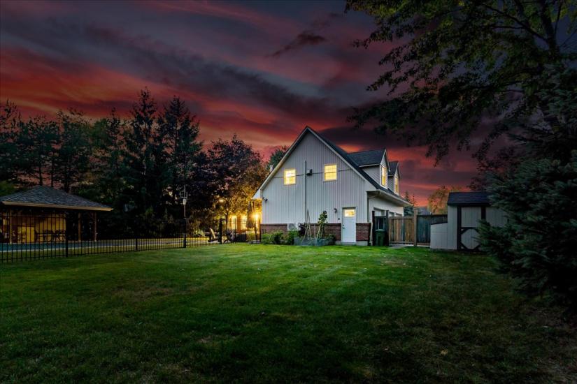 Property listing for 34 Gladiola Dr., Carlisle, ON