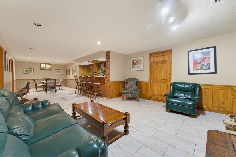 Property listing for 348 Shaver Rd., Ancaster, ON
