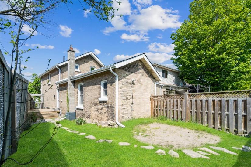 Property listing for 116 Grand River Ave., Brantford, ON