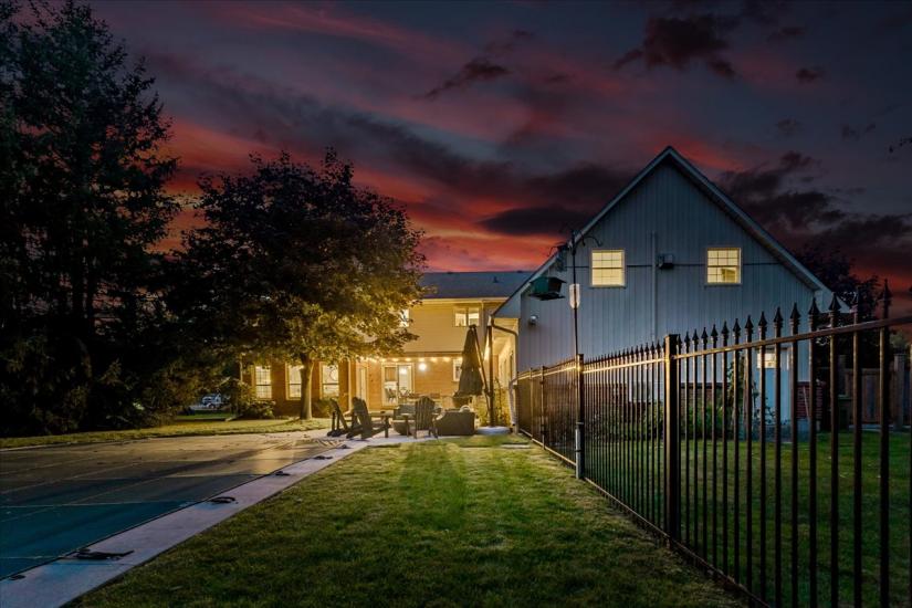 Property listing for 34 Gladiola Dr., Carlisle, ON