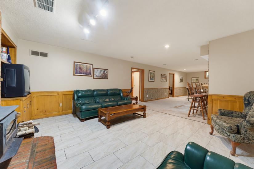 Property listing for 348 Shaver Rd., Ancaster, ON
