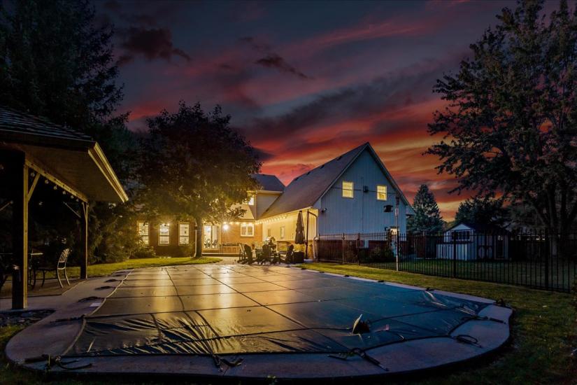 Property listing for 34 Gladiola Dr., Carlisle, ON