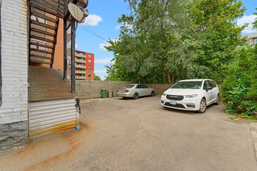 Property listing for 113 Wentworth St. S., Hamilton, ON