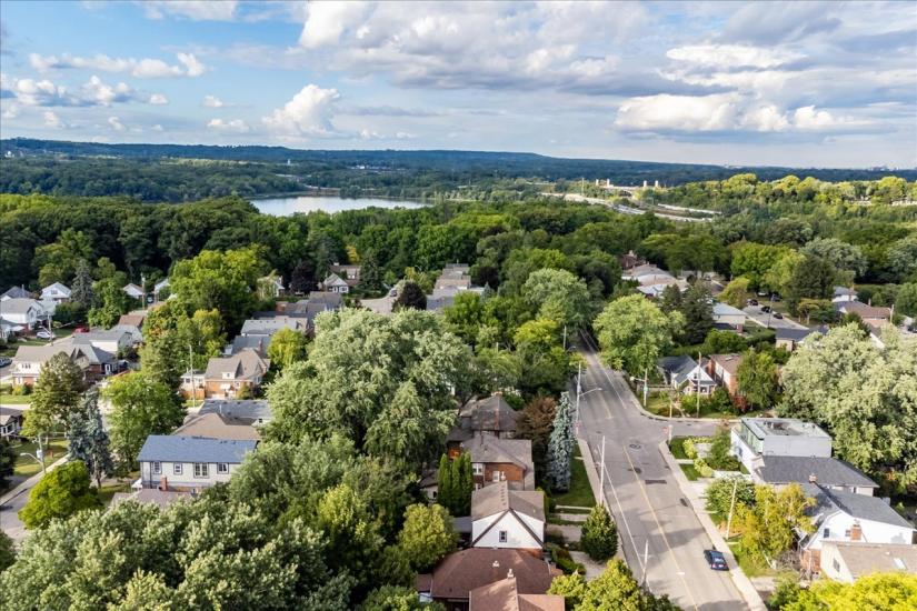 Property listing for 133 Longwood Rd. N., Hamilton, ON