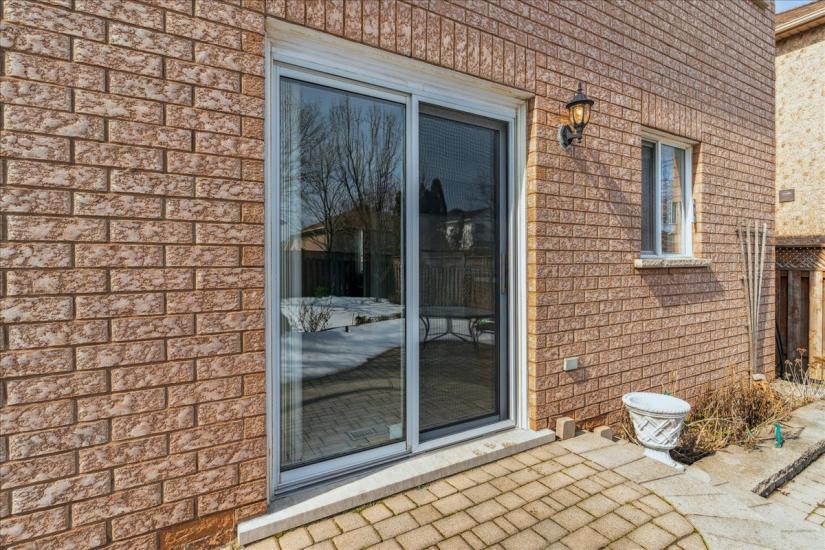 Property listing for 16 Fenwick Place, Waterdown, ON