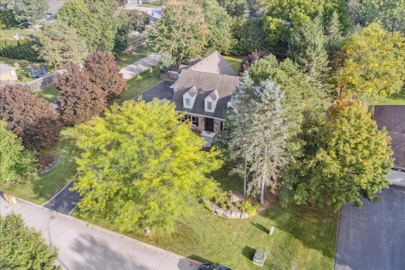 Property listing for 34 Gladiola Dr., Carlisle, ON