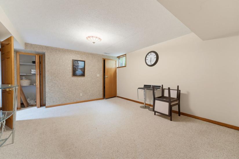 Property listing for 348 Shaver Rd., Ancaster, ON