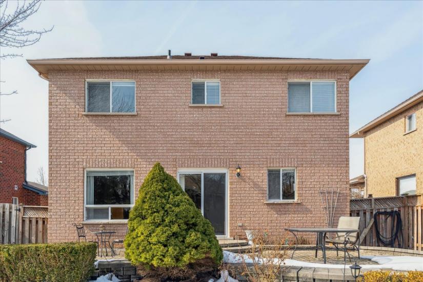 Property listing for 16 Fenwick Place, Waterdown, ON