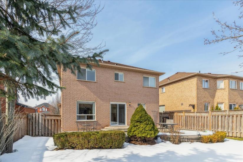 Property listing for 16 Fenwick Place, Waterdown, ON