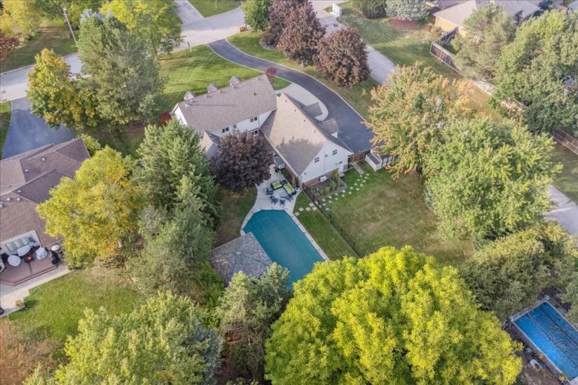 Property listing for 34 Gladiola Dr., Carlisle, ON