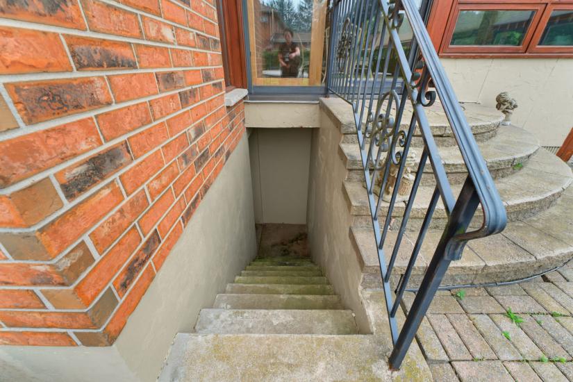 Property listing for 348 Shaver Rd., Ancaster, ON