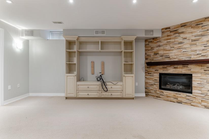 Property listing for 100 Davidson Blvd., Dundas, ON