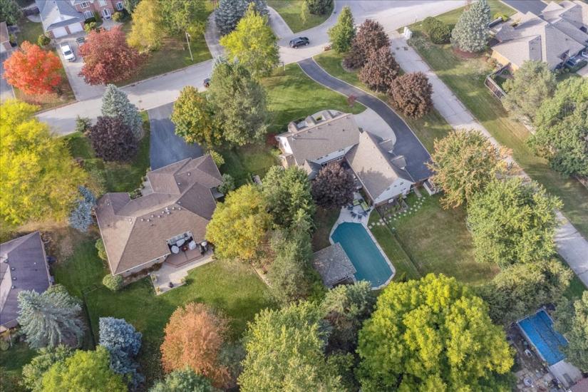 Property listing for 34 Gladiola Dr., Carlisle, ON