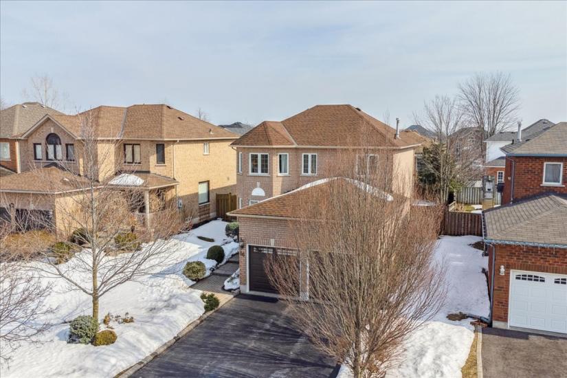 Property listing for 16 Fenwick Place, Waterdown, ON