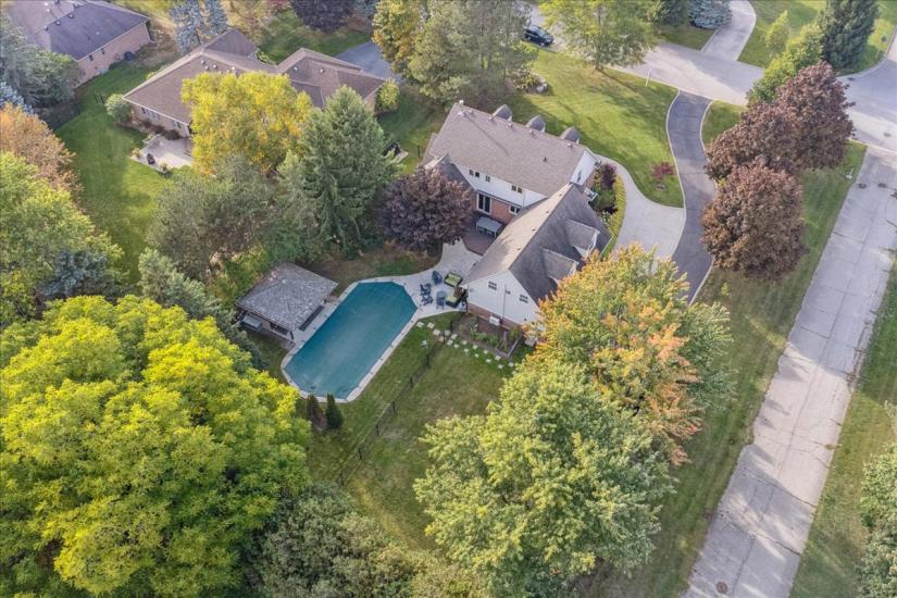 Property listing for 34 Gladiola Dr., Carlisle, ON