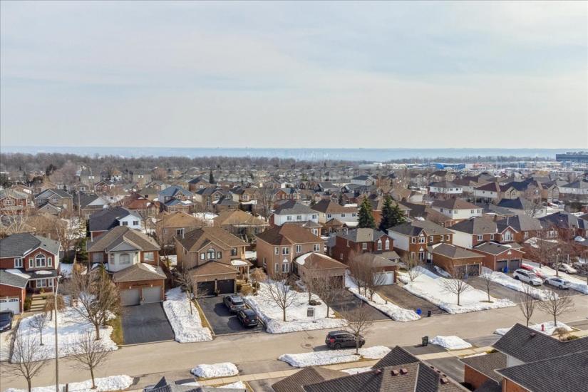 Property listing for 16 Fenwick Place, Waterdown, ON