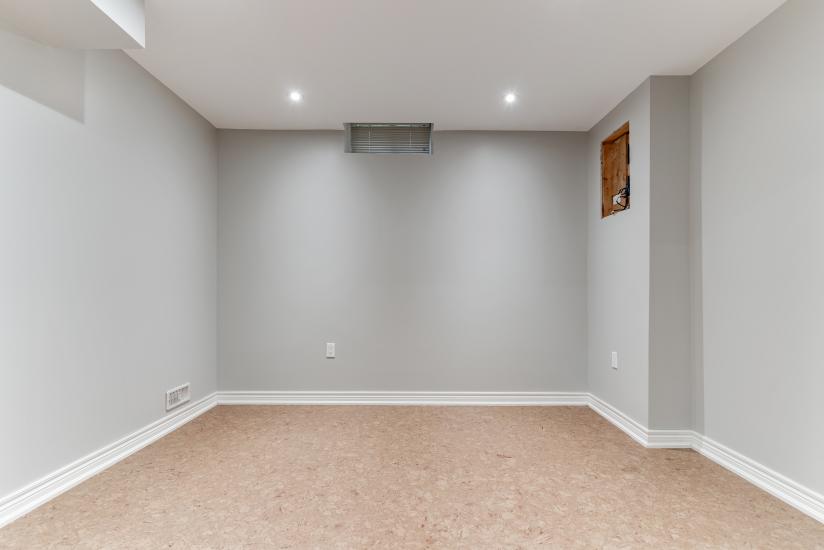 Property listing for 100 Davidson Blvd., Dundas, ON