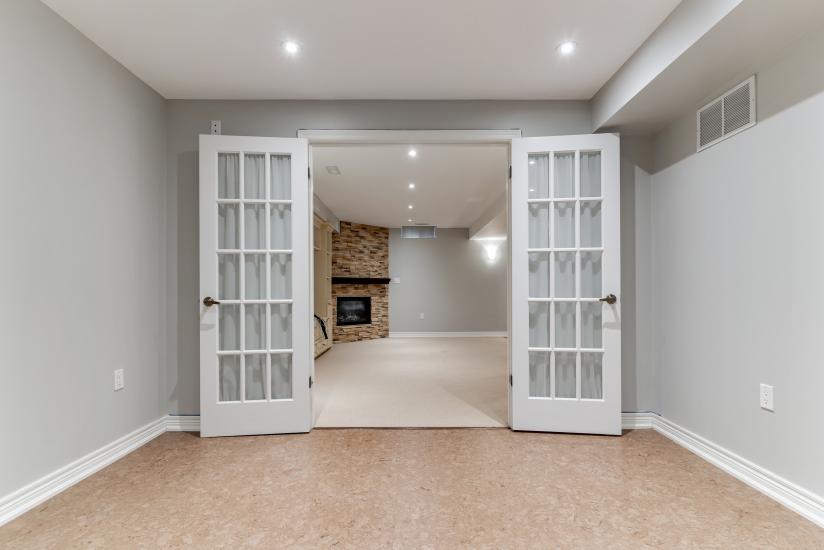 Property listing for 100 Davidson Blvd., Dundas, ON