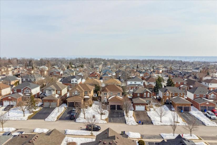 Property listing for 16 Fenwick Place, Waterdown, ON