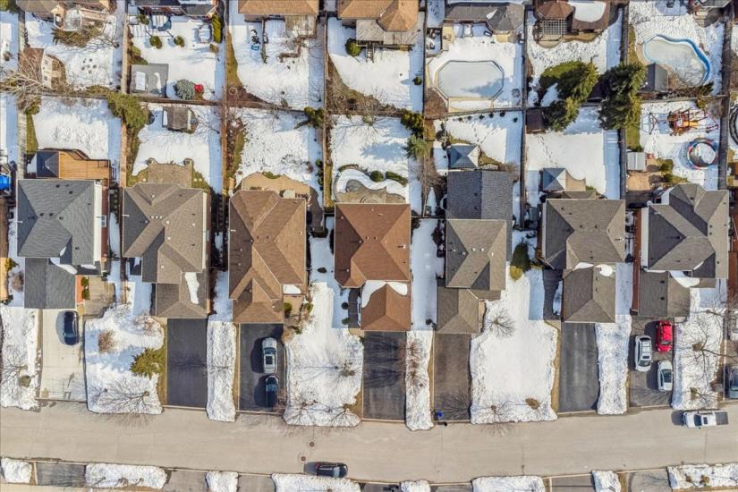 Property listing for 16 Fenwick Place, Waterdown, ON