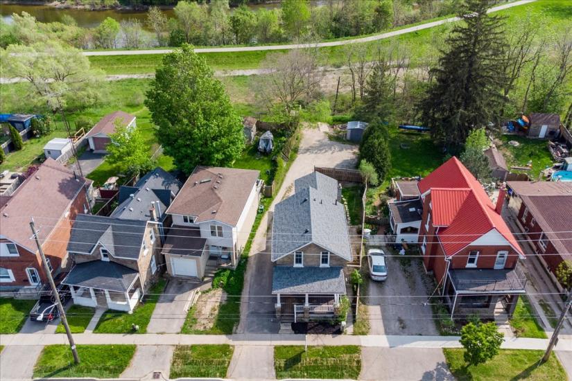 Property listing for 116 Grand River Ave., Brantford, ON