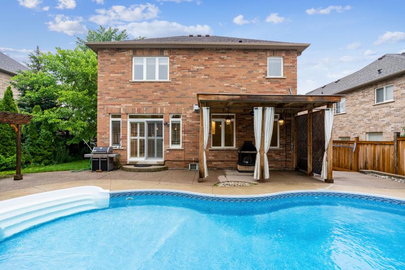 Property listing for 100 Davidson Blvd., Dundas, ON