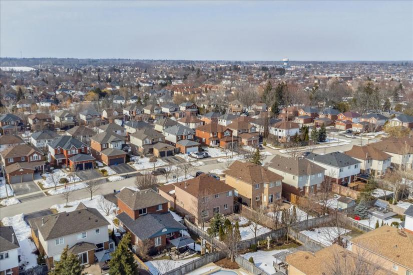 Property listing for 16 Fenwick Place, Waterdown, ON