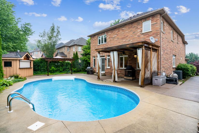 Property listing for 100 Davidson Blvd., Dundas, ON