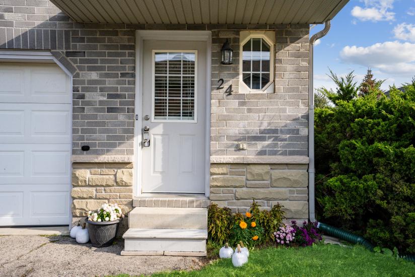 Property listing for #24-39 Pinewoods Dr., Stoney Creek, Ontario